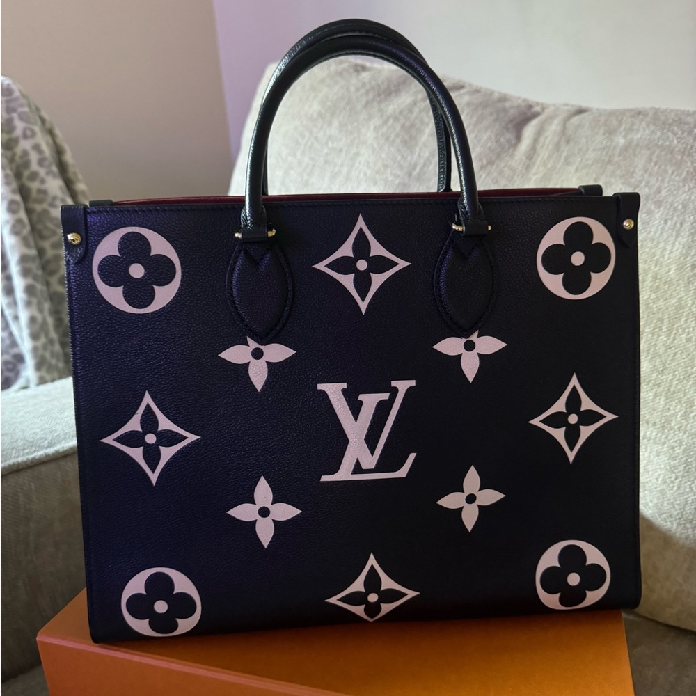 Louis Vuitton black leather on the go mm nwt
